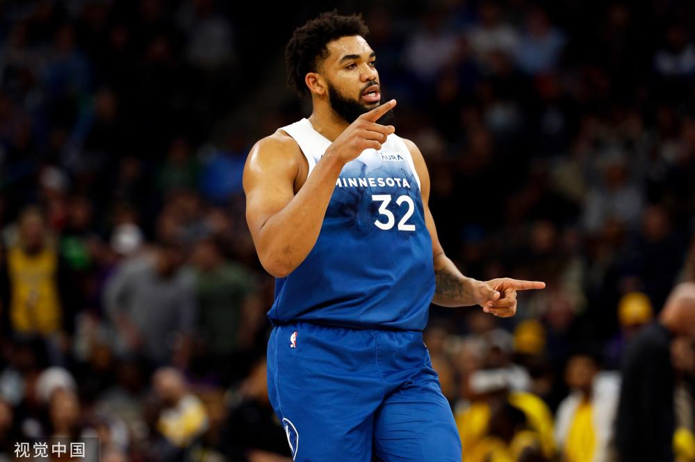 一位身着凯 一位身着凯