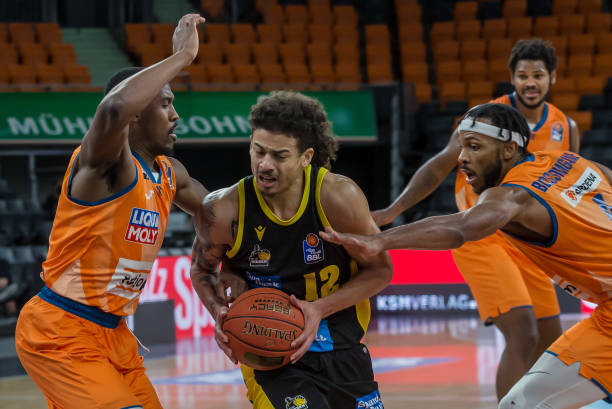 年仅16岁 年仅16岁